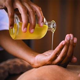 massage therapist performing aroma oils massage in Faisalabad